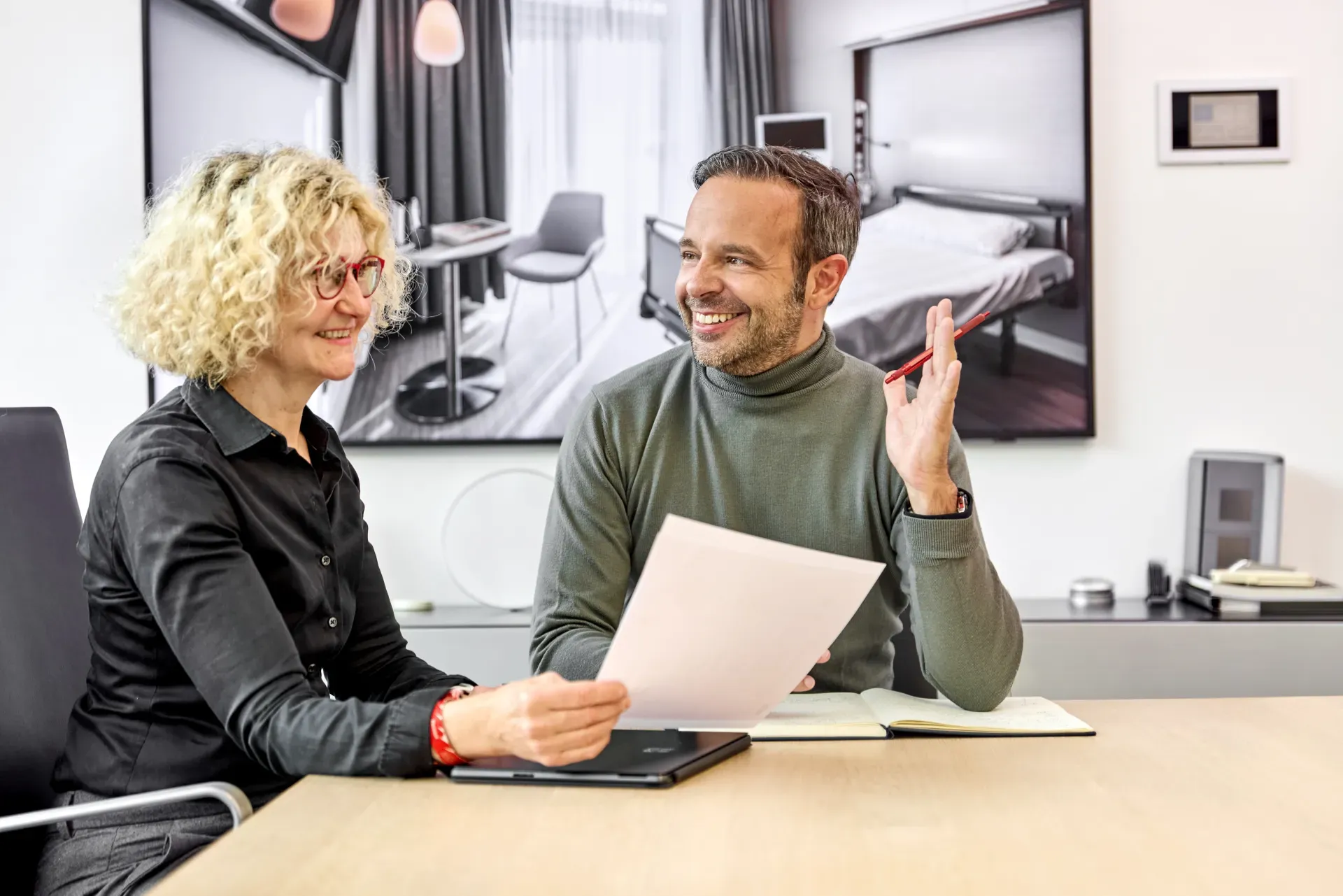 Zwei Personen in einer Meeting-Situation