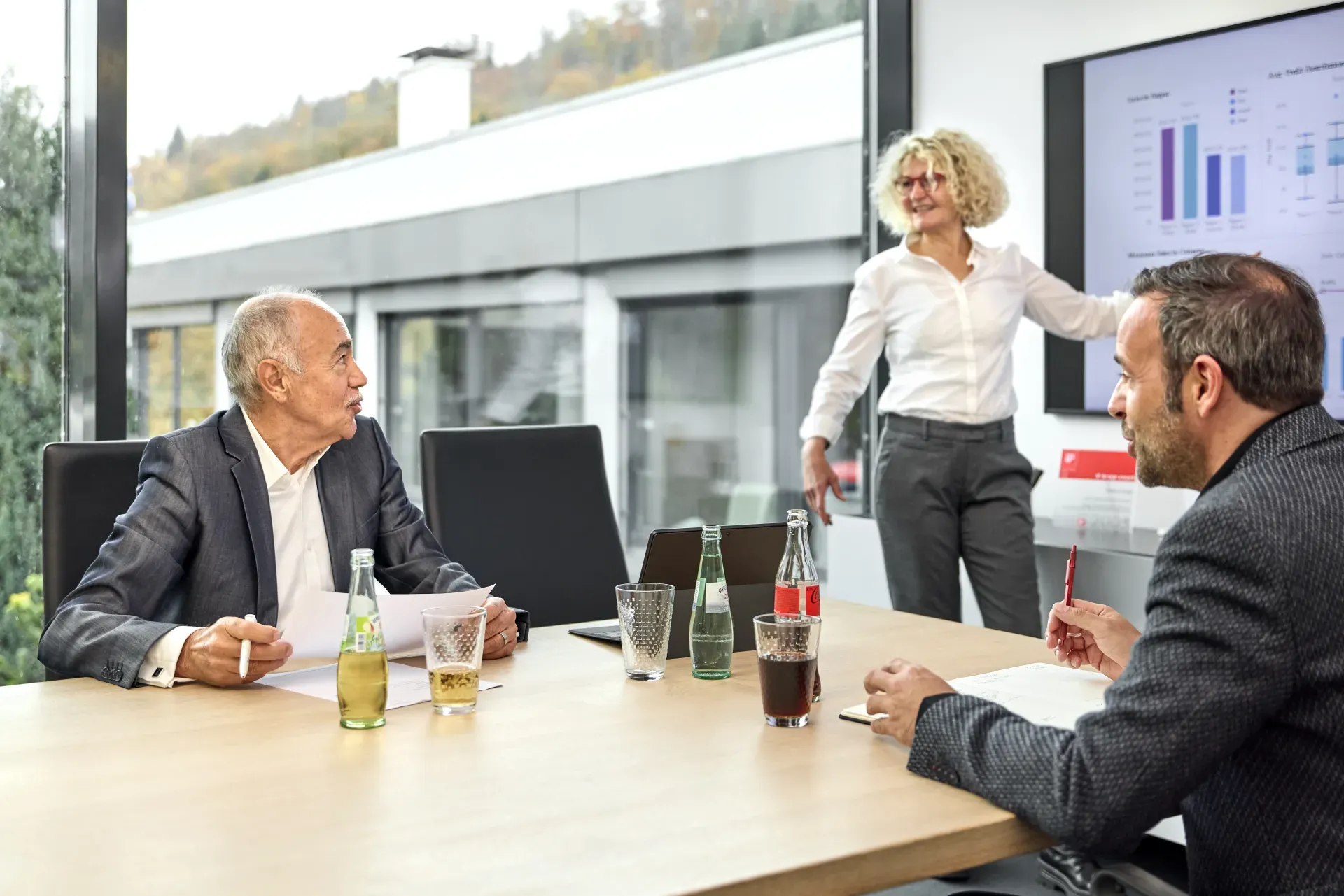Eine Frau präsentiert etwas vor einem Team