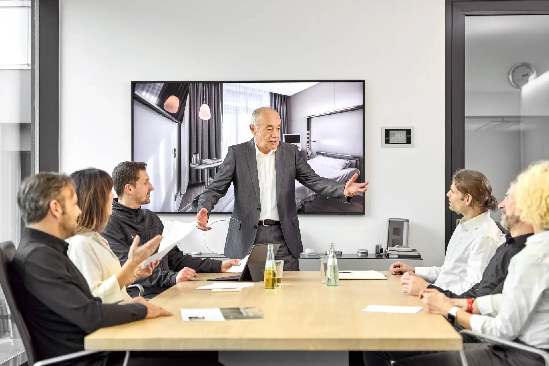 Mehrere Personen in einer Besprechungssituation