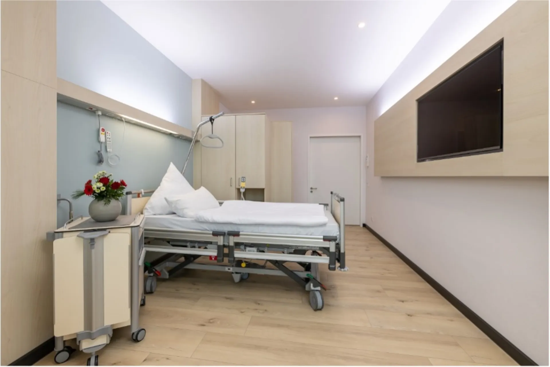 Ein aufgeräumtes, helles Patientenzimmer