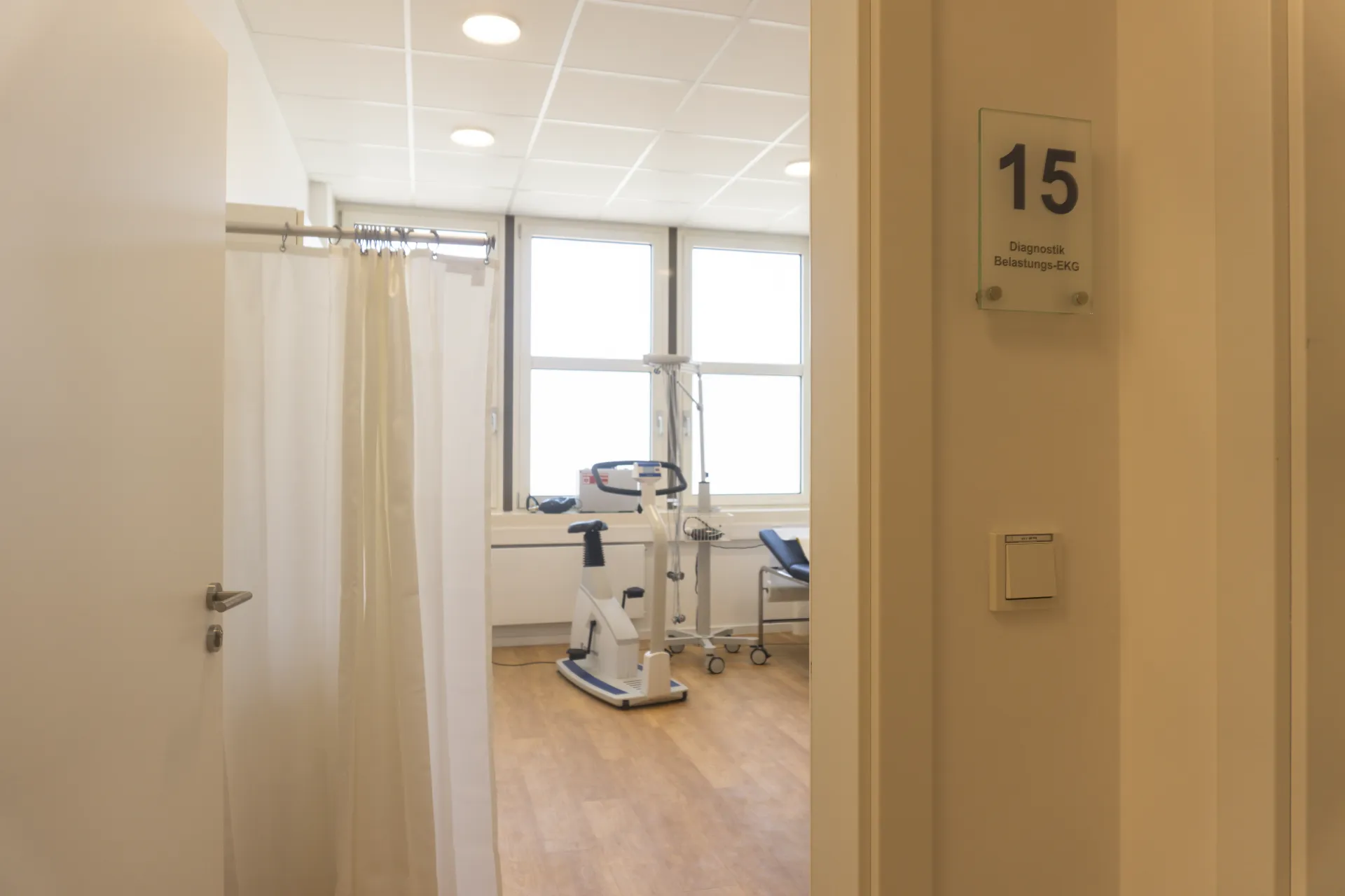 Diagnoseraum mit Downlight Stram beleuchtet.