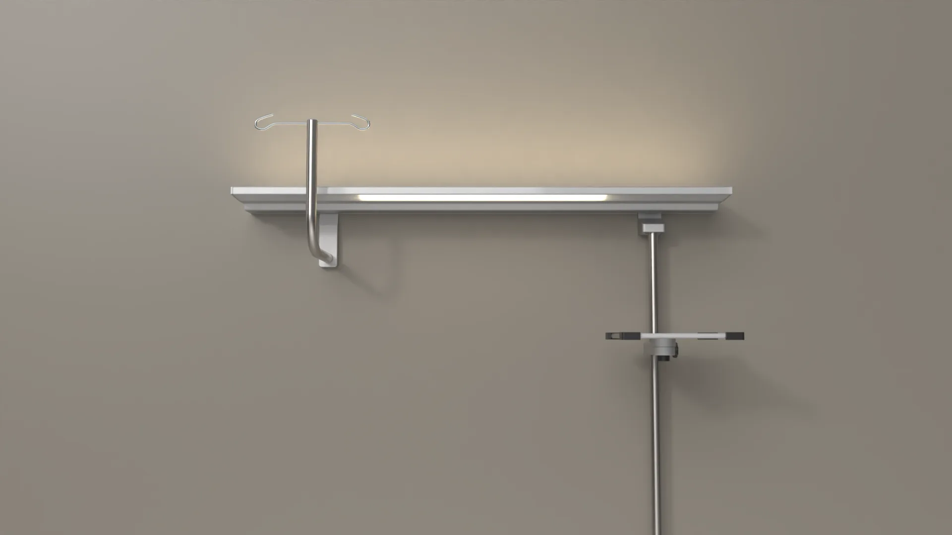 S 130 Wandleuchte aus Aluminium mit eingehängtem Infusionsständer und Geräteschiene an grauer Wand